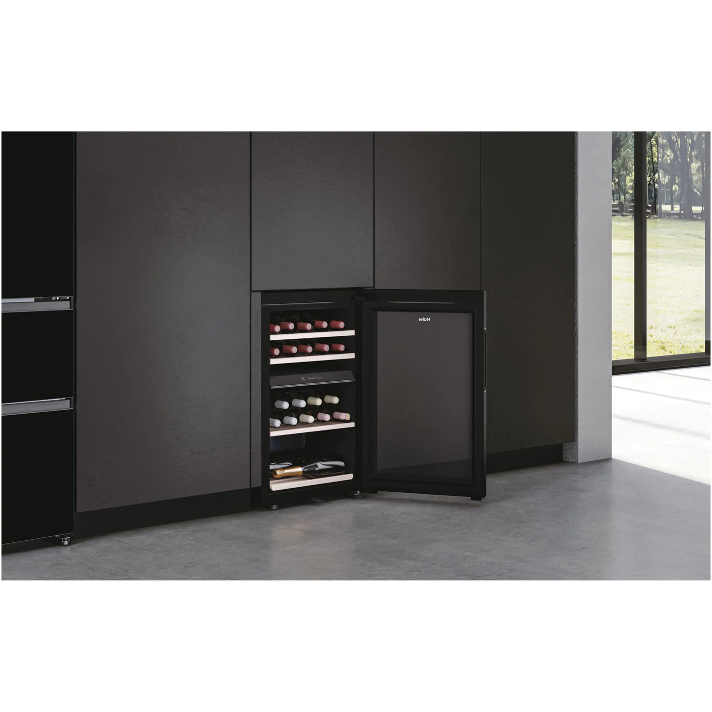 HAIER Racitor de vinuri HAIER, 42 sticle, conectivitate WiFi, clasa G, LED, dual zone, usa reversibila, H 82 cm, negru
