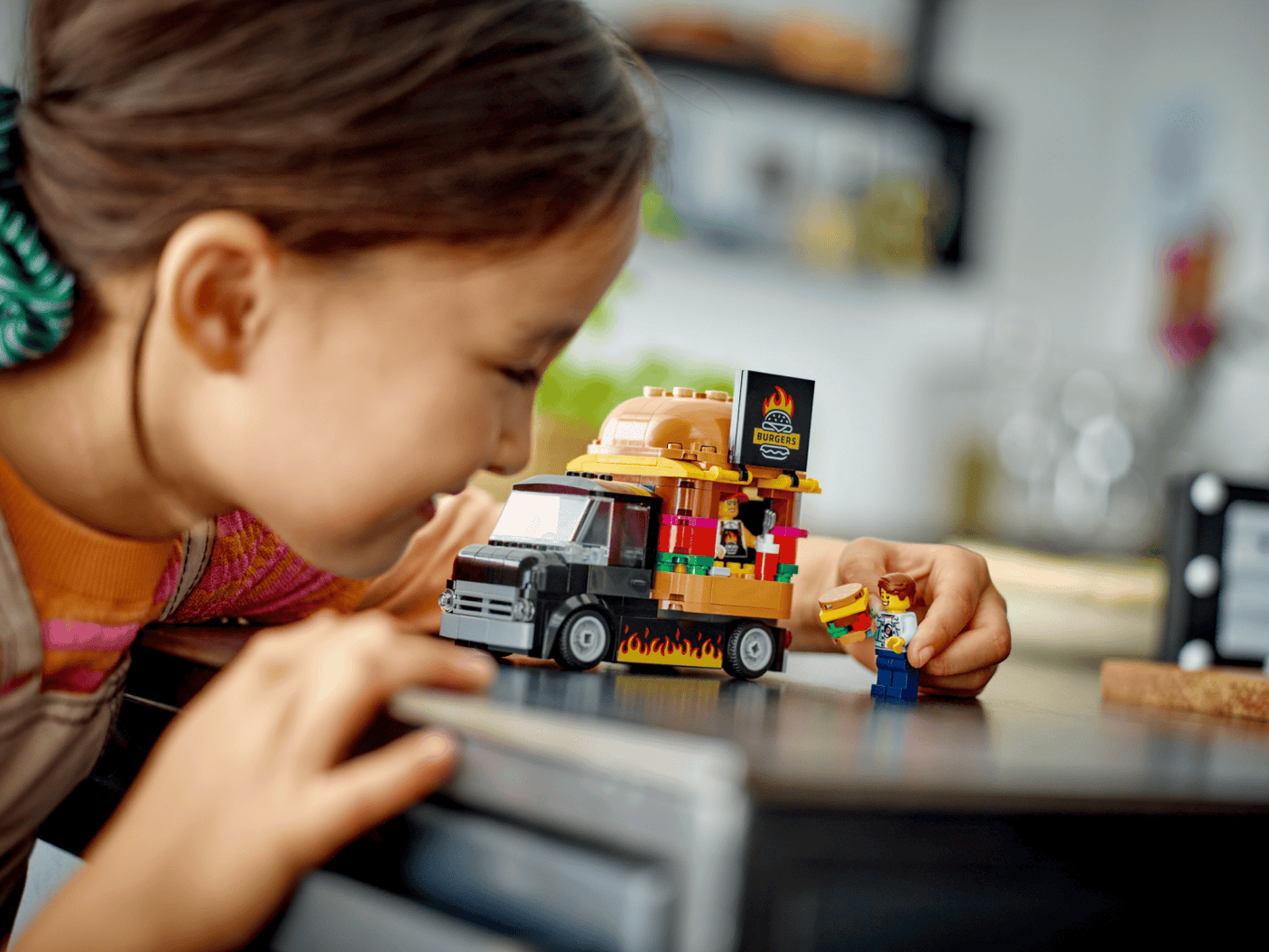 Lego Jucării Set Constructie LEGO City 60404 | Toneta cu Burgeri, Cafenea, Masina