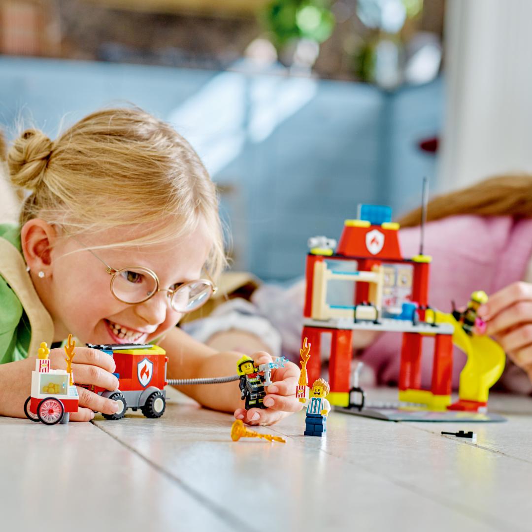 Lego Jucării Set Constructie LEGO City 60375 | Remiza si Masina de Pompieri, Cadou