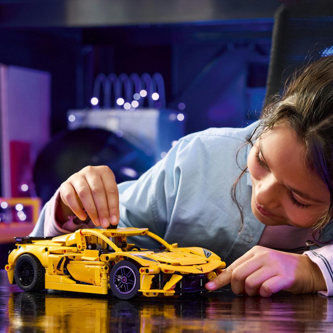 Lego Jucării Set Constructie LEGO Technic 42205 | Chevrolet Corvette Stingray, 1210 Piese, 8+, Cadou