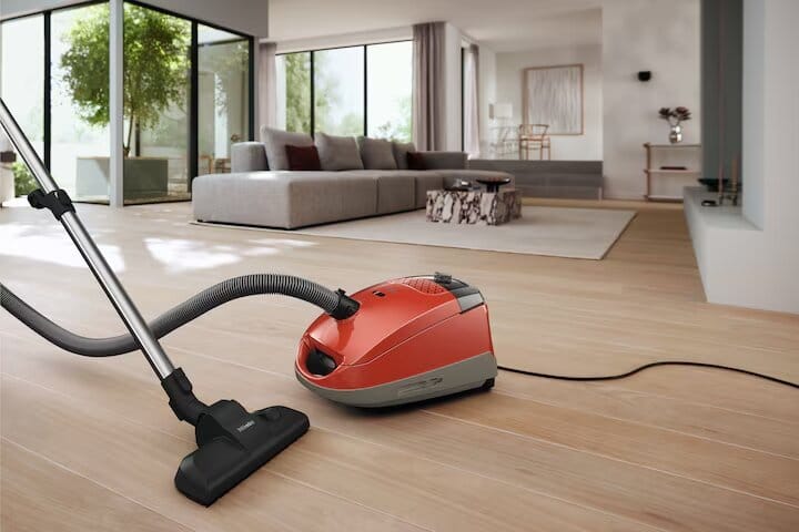 Miele VC Aspirator Miele cu sac, Guard S1 Junior Roșu teluric, buton rotativ cu 4 trepte, tub de aspirare EasyLock, sac 3.5l, cablu 7.5 m [12558560]