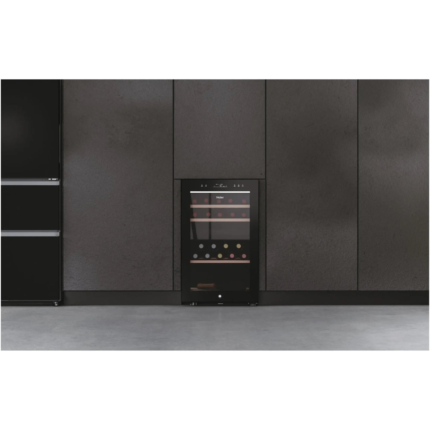 HAIER Racitor de vinuri HAIER, 42 sticle, conectivitate WiFi, clasa G, LED, dual zone, usa reversibila, H 82 cm, negru