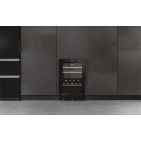 HAIER Racitor de vinuri HAIER, 42 sticle, conectivitate WiFi, clasa G, LED, dual zone, usa reversibila, H 82 cm, negru