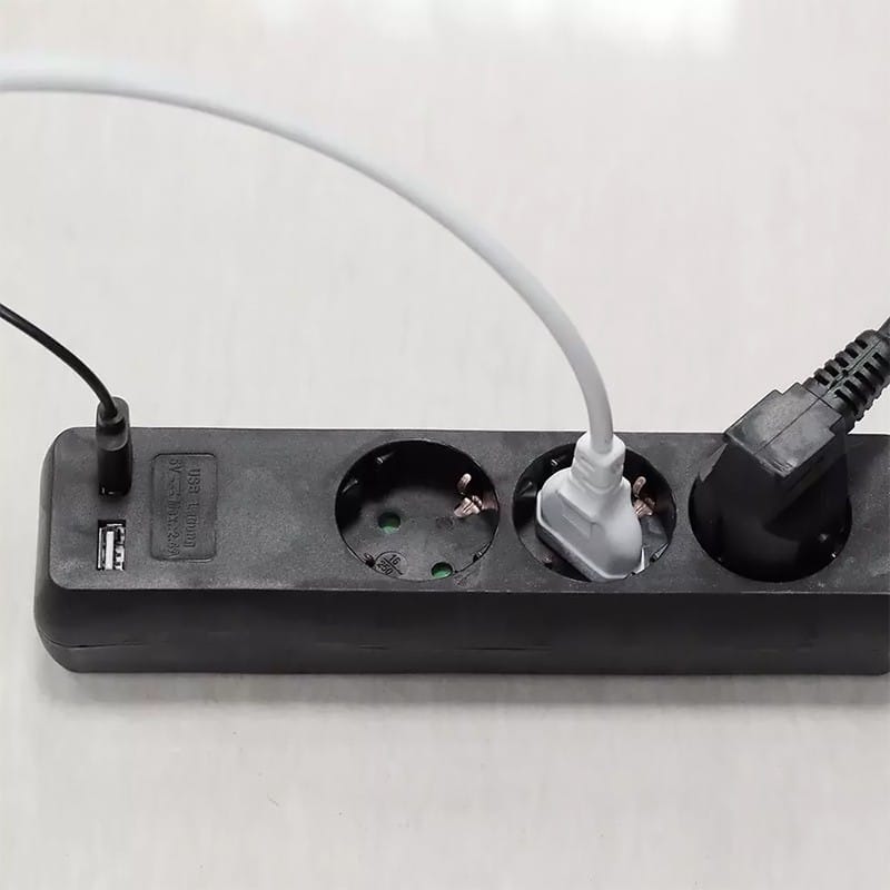 V-Tac PRELUNGITOR 3 CAI + 2USB 5M(3G1.5MM2) NEGRU