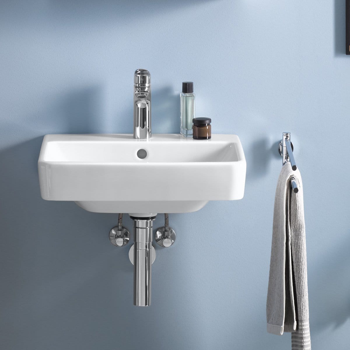 Duravit Lavoar Duravit, WB/FWB 550 mm Duravit No.1 white, w.OF,W.TP,1 TH,underneath glazed, montare pe perete, cu preaplin, gaura pt baterie, smalt pe interior, alb