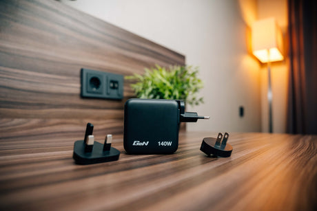 Verbatim Incarcator USB Adaptor de calatorie mini Verbatim 30240, GaN, 140W, display, USB-C1/C2 PD 3.0 pana la 140W, USB-C3 PD 3.0 pana la 40W, USB-A QC 3.0 pana la 30W, negru