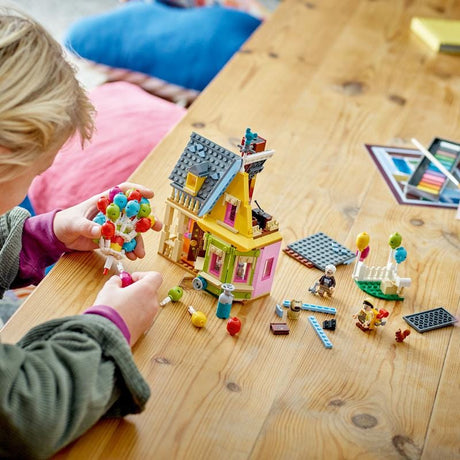 LEGO Set de construcție LEGO Disney 43217 Casa lui Carl din Up – Deasupra tuturor, model de colecție pentru expunere și joacă
