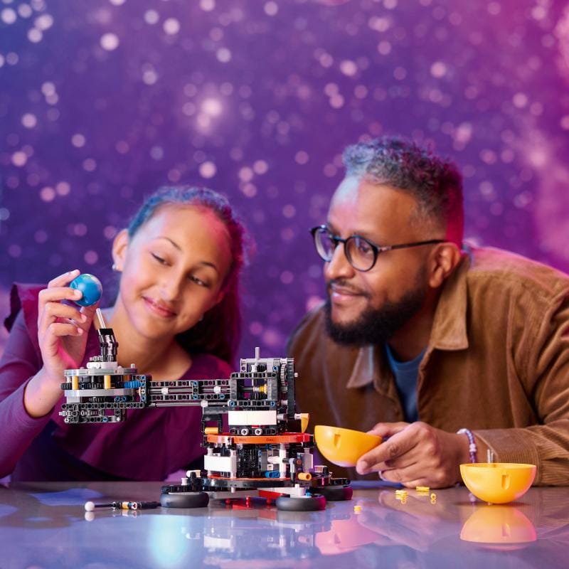 LEGO Set LEGO Technic Model Sistemul Solar Soare-Pământ-Lună 42179, construcție educativă cu mecanisme funcționale