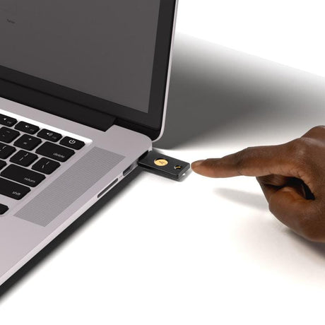 Yubico Cheie de securitate Yubico YubiKey 5 NFC FIPS, USB/NFC, autentificare 2FA fără parolă, anti-phishing