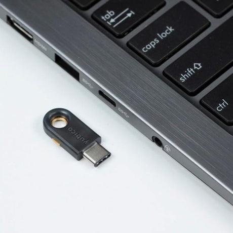 Yubico Cheie de securitate Yubico YubiKey 5C USB-C pentru autentificare 2FA, FIDO2/WebAuthn, U2F și OTP